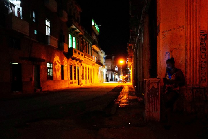 Los apagones, imagen frecuente de la crisis cubana.  Foto: REUTERS