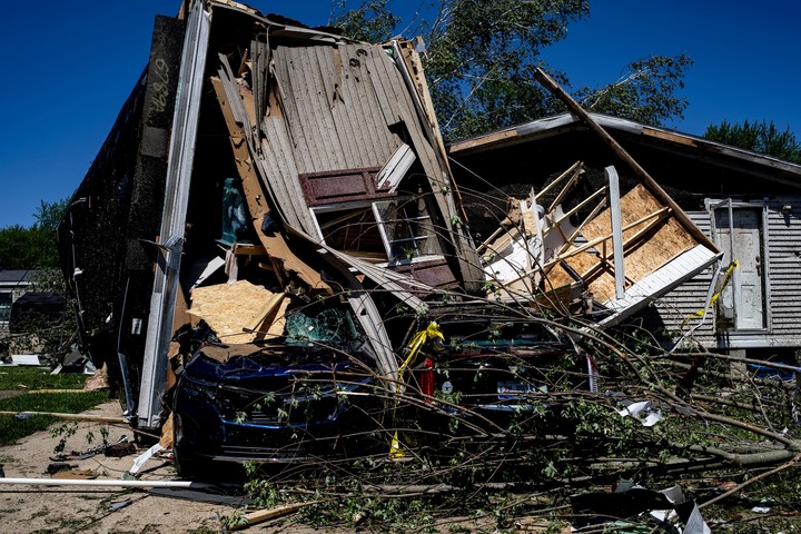 Una casa móvil destruida por un tornado que dañó y destruyó gravemente varias casas expuestas en Pavilion Estates en Kalamazoo, Michigan, EE.UU., 8 de mayo de 2024. REUTERS/Emily Elconin