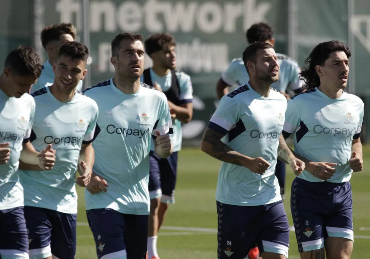 Altimira, Marc Roca, Sokratis, Aitor y Bellerín, durante el entrenamiento del Betis en la ciudad deportiva