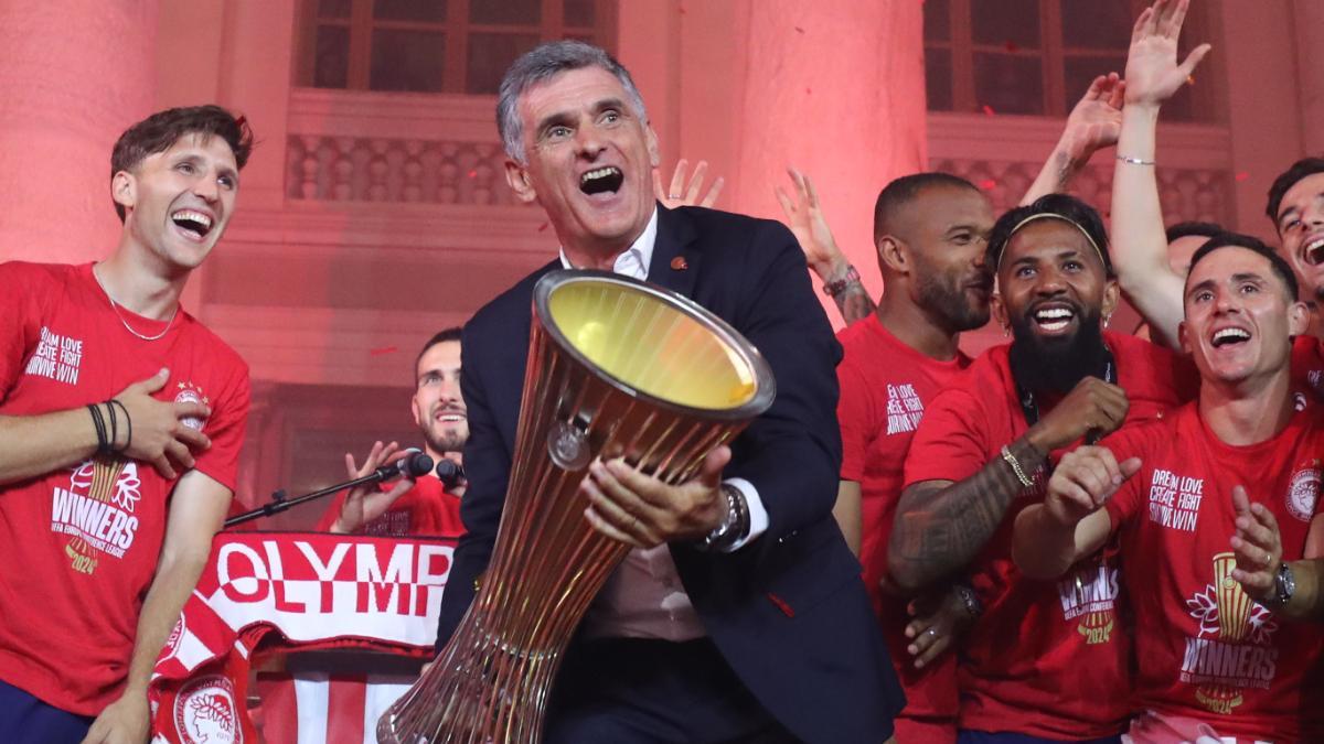 Mendilibar, con el título de la Conference League