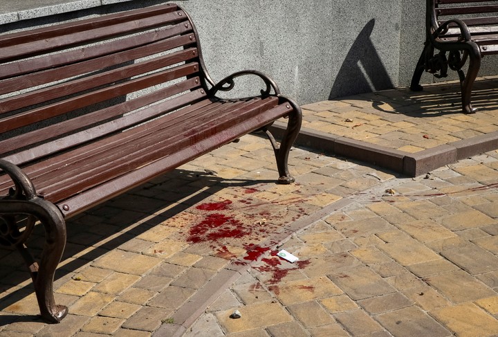 Ratros de sangre en una calle de Chernihiv, fruto de un ataque de las fuerzas rusas.  Foto: REUTERS