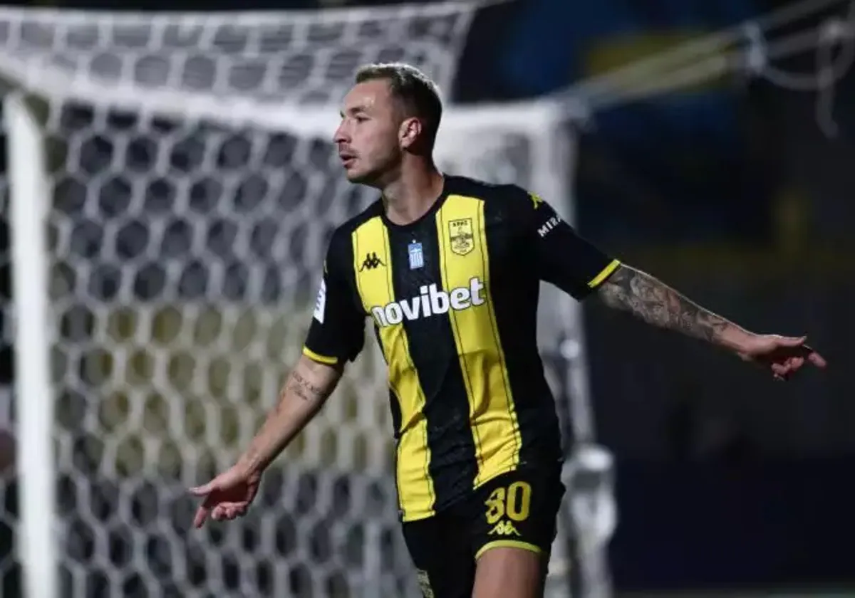 Loren Morón celebra un gol con el Aris
