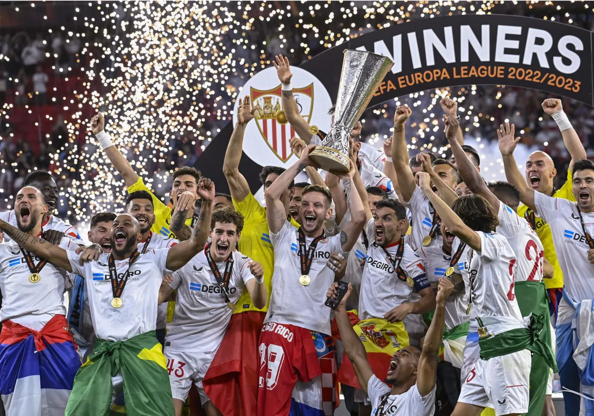 Rakitic gana la Europa League en Budapest junto a sus compañeros