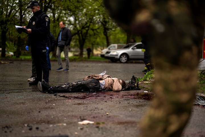 El cuerpo de una mujer que murió durante un bombardeo ruso en Chernihiv, Ucrania, el 17 de abril.  Foto: AP