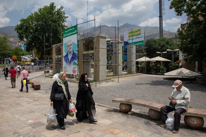 Carteles de candidatos presidenciales en las calles de Teherán, Irán, miércoles 26 de junio de 2024. El centro de Teherán está en llamas esta semana con carteles y carteles que anuncian a los seis candidatos en las elecciones presidenciales del viernes, y las calles están bloqueadas por autobuses que transportan a simpatizantes de los inmigrantes en el campo, aunque es difícil encontrar entusiasmo incluso para votar, y mucho menos para cualquier candidato individual.  (Arash Khamooshi/The New York Times