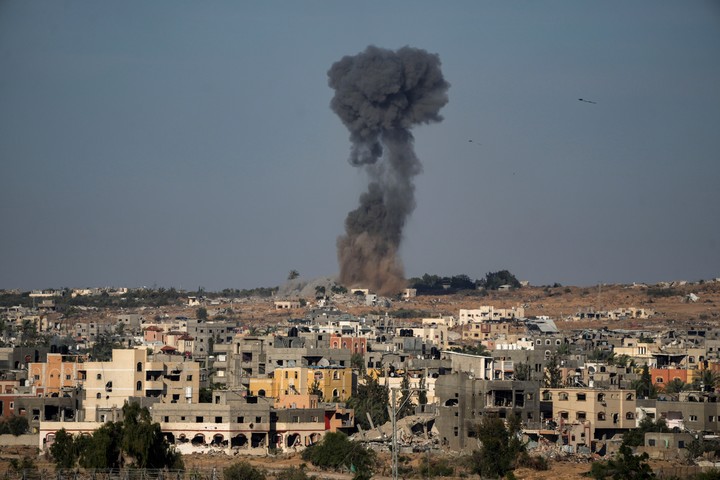 Estado de ánimo en las calles de la ciudad de Rafah, en la Franja de Gaza, ante un nuevo bombardeo de Israel.  Foto: AP