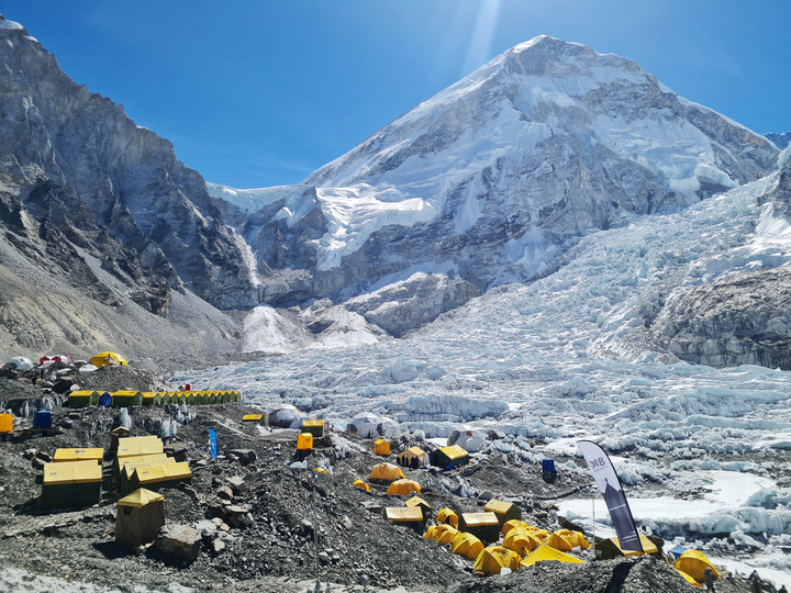 Tiendas de campaña de montañeros en el campamento base del Everest, distrito de Solukhumbu.  Foto: Purnima Shrestha/AFP