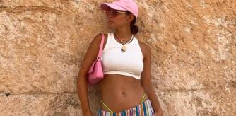 Laura Escanes en la playa.
