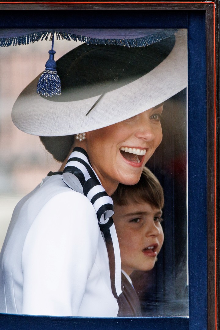 Kate lucía radiante y perfectamente discreta, vestida de blanco.  Foto: EFE