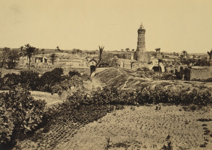 Vista de la Gran Mezquita de Omari y los campos circundantes, tomada por Francis Frith hacia 1862. La mezquita ha sido reconstruida muchas veces, y ha sobrevivido no sólo como un querido centro de fe y aprendizaje islámicos, sino también como un símbolo de resistencia. En diciembre de 2023, fue prácticamente destruida por un ataque aéreo del ejército israelí. (Francis Frith/Biblioteca del Congreso vía The New York Times