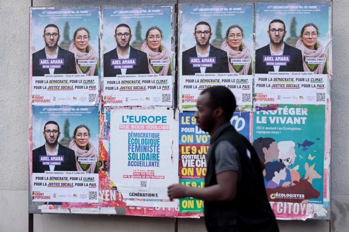 Carteles de propaganda política en una calle de Le Plessis-Trevise, cerca de París.  Foto: REUTERS  