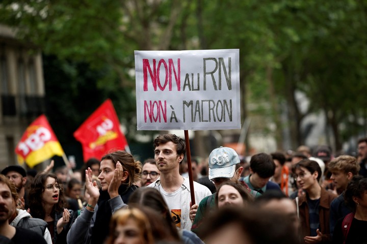Una marcha en París contra la extrema derecha y también contra Emmanuel Macron, al día siguiente.  Foto: REUTERS  
