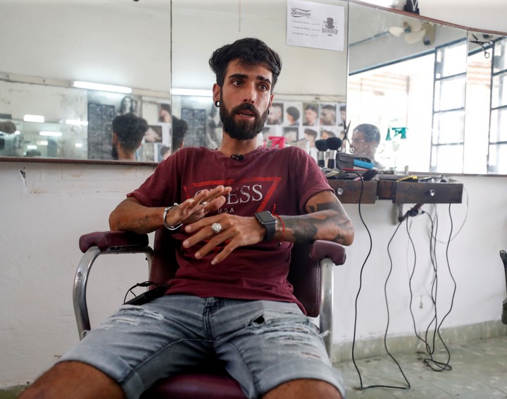 Raciel Álvarez, barbero de El Barberito.  Foto EFE