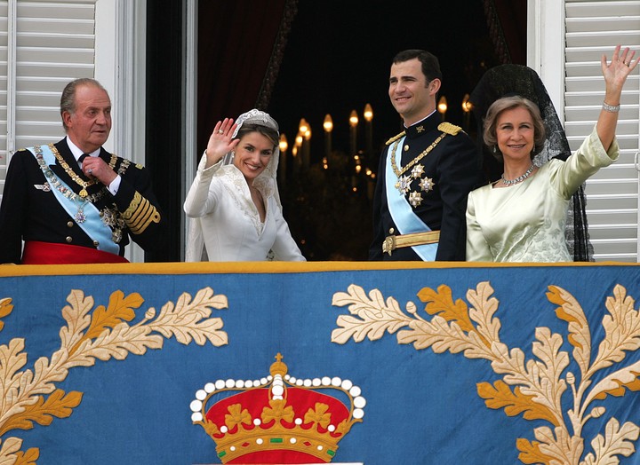 El rey emérito Juan Carlos, su esposa Sofía, y los actuales reyes Felipe y Letizia, pasaron por mi casa, en mayo de 2004. Foto: AFP
