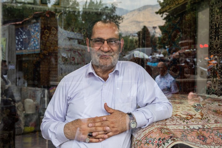 Hossein Nasim, de 56 años, en su vida de alfombras en el bazar Tajrish en Teherán, Irán, el 26 de junio de 2024. Nasim pasó sus años como prisionero en Irak durante la guerra (se convirtió en soldado a los 17 años) y tiene una solicitud.  del próximo presidente: Mantener a Irán alejado de la guerra.  (Arash Khamooshi/New York Times)