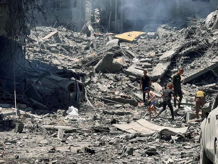 Los equipos de rescate buscan víctimas entre los escombros.  Foto: Reuters/Ayman Al Hassi.
