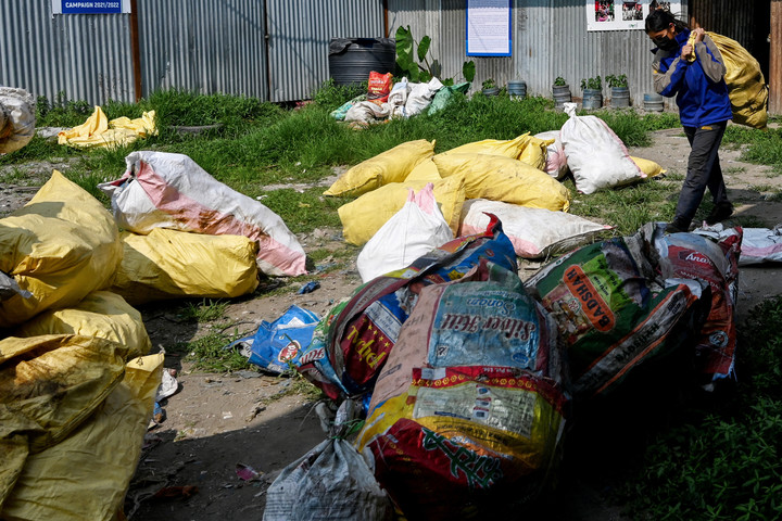 Un trabajador llena una bolsa con materiales de desecho recuperados del Monte Everest.  Foto: Prakash MATHEMA/AFP