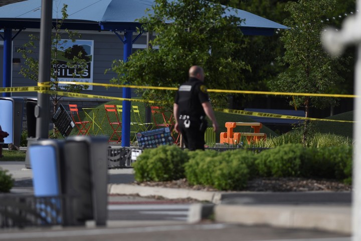 Un policía observa el lugar donde se produce el tirateo feroz en Detroit.  Foto Daniel Mears/Detroit News vía AP