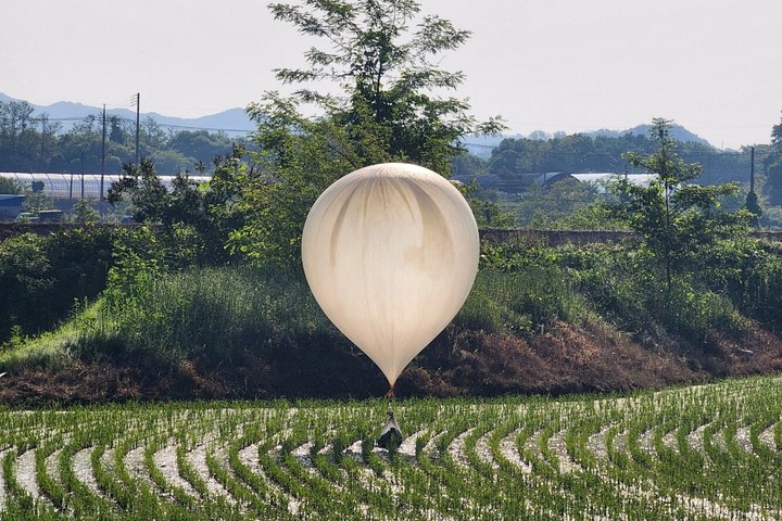 Los soldados surcoreanos dijeron que encontraron 260 globos terráqueos procedentes de Corea del Norte.  FotoReuters