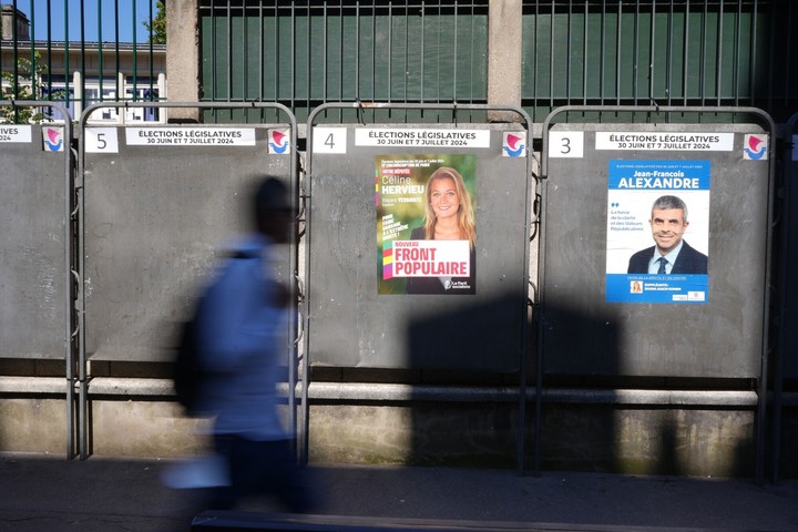 La campaña electoral en Francia se ha reducido al enfrentamiento del populismo ultraderechista de la Reagrupación Nacional de Marine Le Pen y el Nuevo Frente Popular, que chocó inesperadamente al conjunto de la izquierda.  foto de Bloomberg