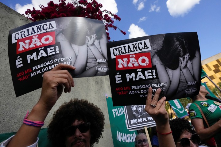 Activistas protestantes a favor del aborto contra un proyecto de ley que lo equipara con asesinato, en Brasilia, este mes.  foto: AP  