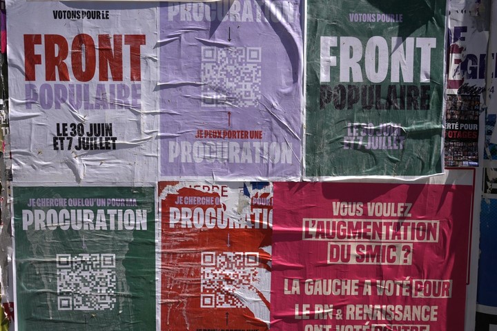 Tarjetas de campaña de partidos políticos, incluida la alianza Frente Popular, antes de las elecciones legislativas francesas en París, Francia.  foto de Bloomberg