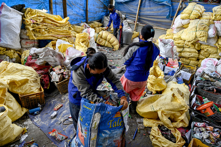 Los trabajadores separan los materiales de desecho recuperados del Monte Everest para reciclarlos en Katmandú.  Foto: Prakash MATHEMA / AFP