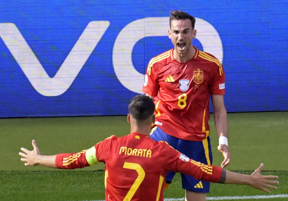Fabián celebra con Morata el triunfo de España por 2-0 sobre Croacia en el debut de la selección española en la Eurocopa 2024