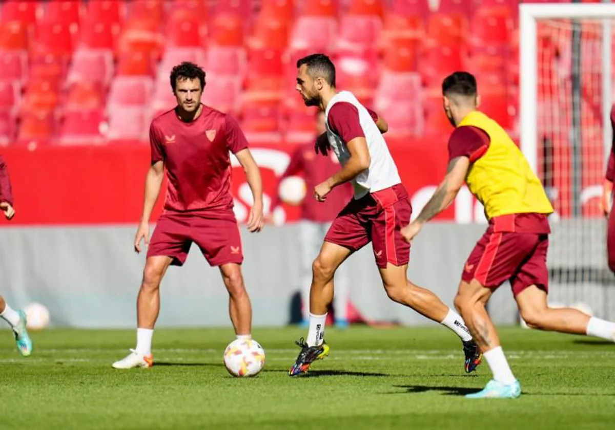 Jordán conduce el balón ante Montiel y Delaney durante el entrenamiento