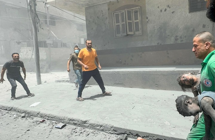 Un socorrista se acercó a las víctimas de los bombardeos en Gaza.  Foto: Reuters/Ayman Al Hassi.