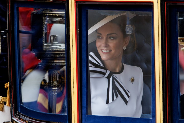 Kate eligió un look tradicional.  Foto: EFE