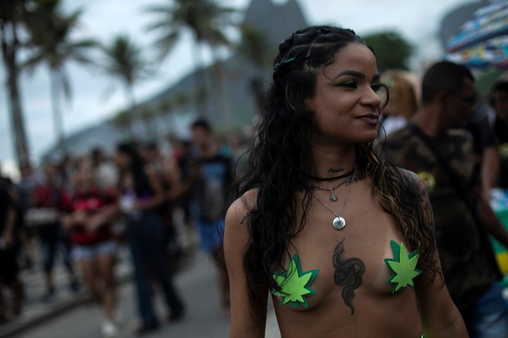 Una protesta a favor de la despenalización de la marihuana, en la playa de Ipanema, en Río de Janeiro.  Foto: AP 