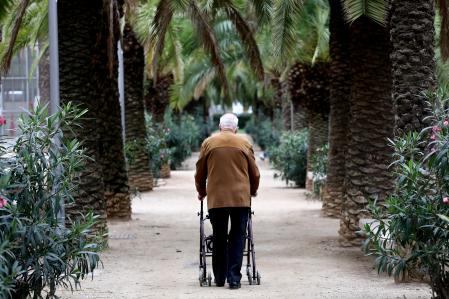 foto clara... aunque sufre algún tipo de demencia (el Alzheimer es un tipo de demencia) dice que prefiere el andador a la acera porque es más estable y cuando quiere puede entrar.  a pesar del frío otoñal y un día lluvioso, salió a caminar con su acompañante (mientras su esposa estaba en casa) durante la segunda ola de la pandemia de coronavirus (covid-19)