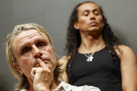 MADRID, 09/07/2024.- El compositor y productor teatral español Nacho Cano (i) ofreció una moción de prensa tras quedar en libertad bajo fianza este martes tras declarar ante la Policía que había violado el contrato de inmigración ilegal para el espectáculo musical 