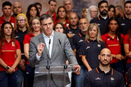 El presidente del Gobierno, Pedro Sánchez, pronuncia su discurso durante un encuentro con deportados olímpicos y paralímpicos en el Palacio de la Moncloa