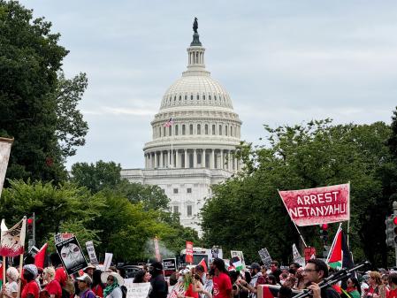 Una vez, 5.000 personas se manifestaron frente al Capitolio, rodeadas por la visita de Netanyahu.