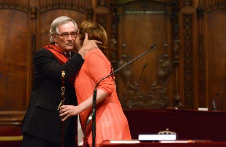 Xavier Trias saluda a Ada Colau durante la sesión de investidura del líder de los municipios como alcaldesa durante las elecciones de 2015