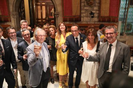 El brindis de Xavier Trias con su grupo y compañeros de partido, entre ellos el presidente del Parlament, Josepm Rull, y la expresidenta de la Cámara, Laura Borràs