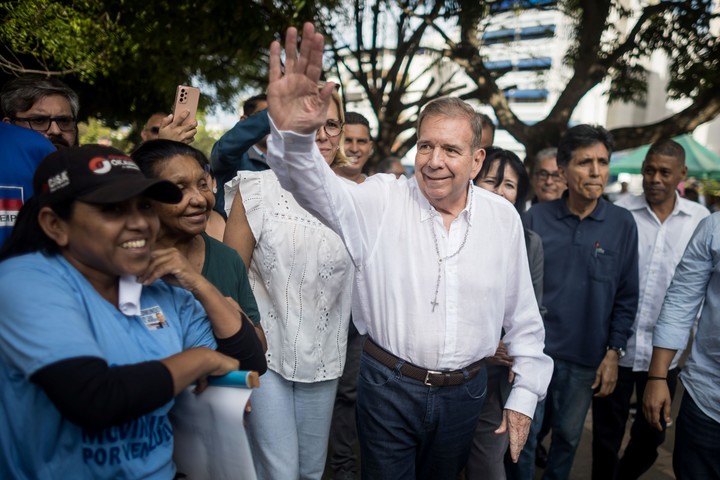El candidato Edmundo González saludó su llegada en un acto público en Caracas.  Foto EFE