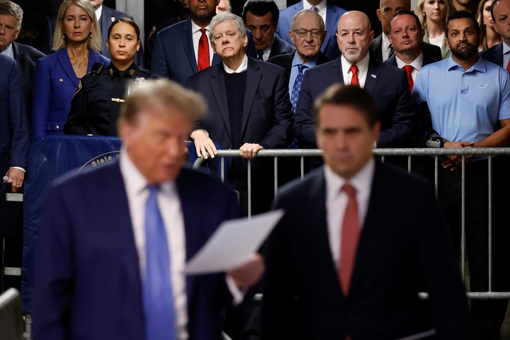 El expresidente Donald Trump habla a través de los medios con su abogado Todd Blanche en el Tribunal Penal de Manhattan, el lunes 20 de mayo de 2024, en Nueva York.  foto AP