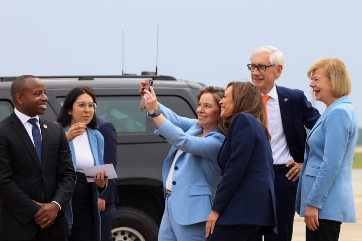 La vicepresidenta Kamala Harris en Wisconsin, con la gobernadora Sara Rodríguez.  FotoAP