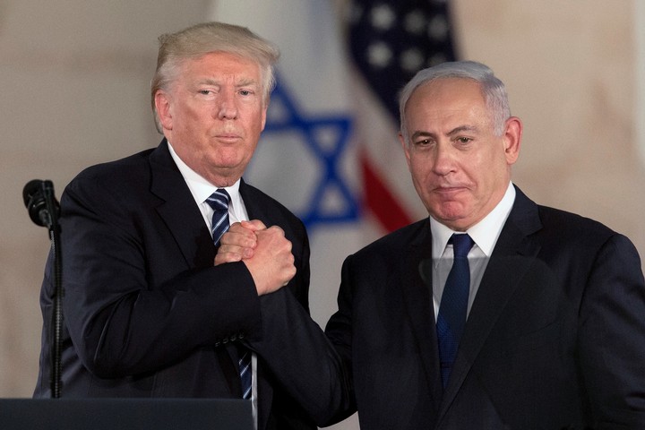 El primer ministro israelí, Benjamín Netanyahu, con el expresidente estadounidense Donald Trump.  FotoAP
