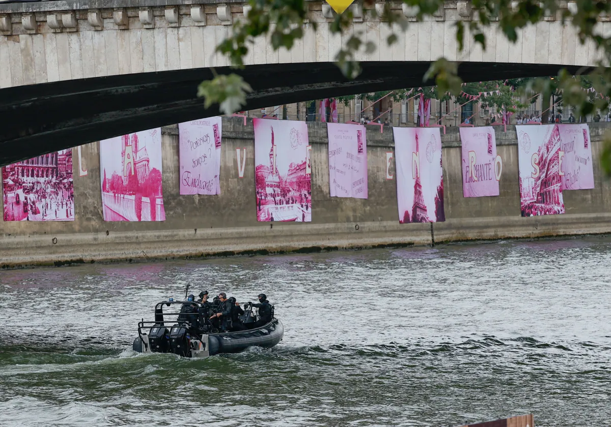 Una lancha de las fuerzas de seguridad francesas en el río Sena