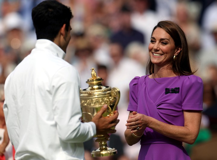 La Princesa de Gales gana el trofeo de Wimbledon ante Carlos Alcaraz. Foto EFE/EPA/Neil Hall