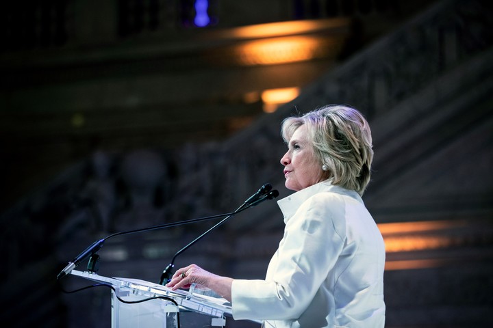 Hillary Clinton habla en un acto en Washington el 19 de febrero de 2020. Clinton, candidata presidencial en 2016, saltó a la fama como la primera mujer, como "esposa"(Anna Moneymaker/Los New York Times)