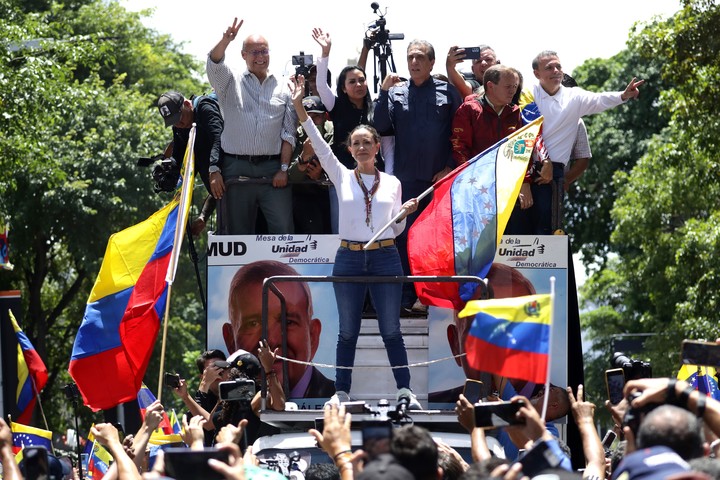 La líder venezolana María Corina Machado saludó una multitudinaria marcha de protesta el pasado sábado. Foto: EFE 
