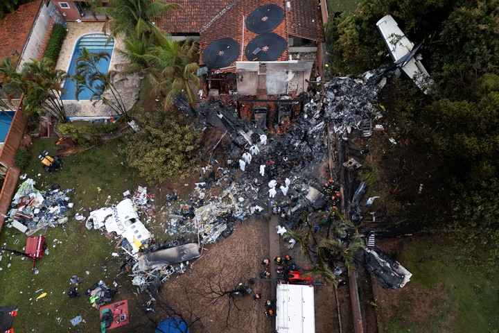 Imagen aérea de los restos del fuselaje del avión de la aerolínea Voepass que hizo escala en la ciudad de Vinhedo. Foto: EFE
