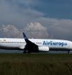Un avión de la compañía Air Europa, con destino al Aeropuerto de Alvedro, el día 4 de noviembre de 2023, en A Coruña, Galicia (España).  Un vuelo de Air Europa tuvo complicaciones al aterrizar en el aeropuerto de Alvedro debido a fuertes sacudidas en la carretera a causa del temporal Domingos.  La aeronave no pudo tocar tierra hasta diez minutos después de llegar al aeropuerto.  Los vientos en Galicia provocados por el temporal superaron los 170 kilómetros por hora.