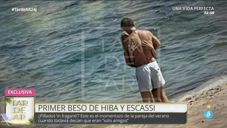 Cazan y Álvaro Muñoz Escassi y Hiba Abouk se ponen manos a la obra en la playa de Tarifa
