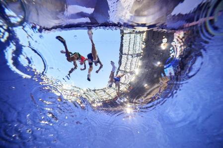 En esta foto tomada con una cámara remota, los atletas superan el salto de agua durante la serie de la primera ronda de la carrera de obstáculos masculina de 3000 metros en los Juegos Olímpicos de Verano de 2024 en Saint-Denis, Francia, el lunes 5 de agosto de 2024. (Adam Pretty /Foto de piscina vía AP)